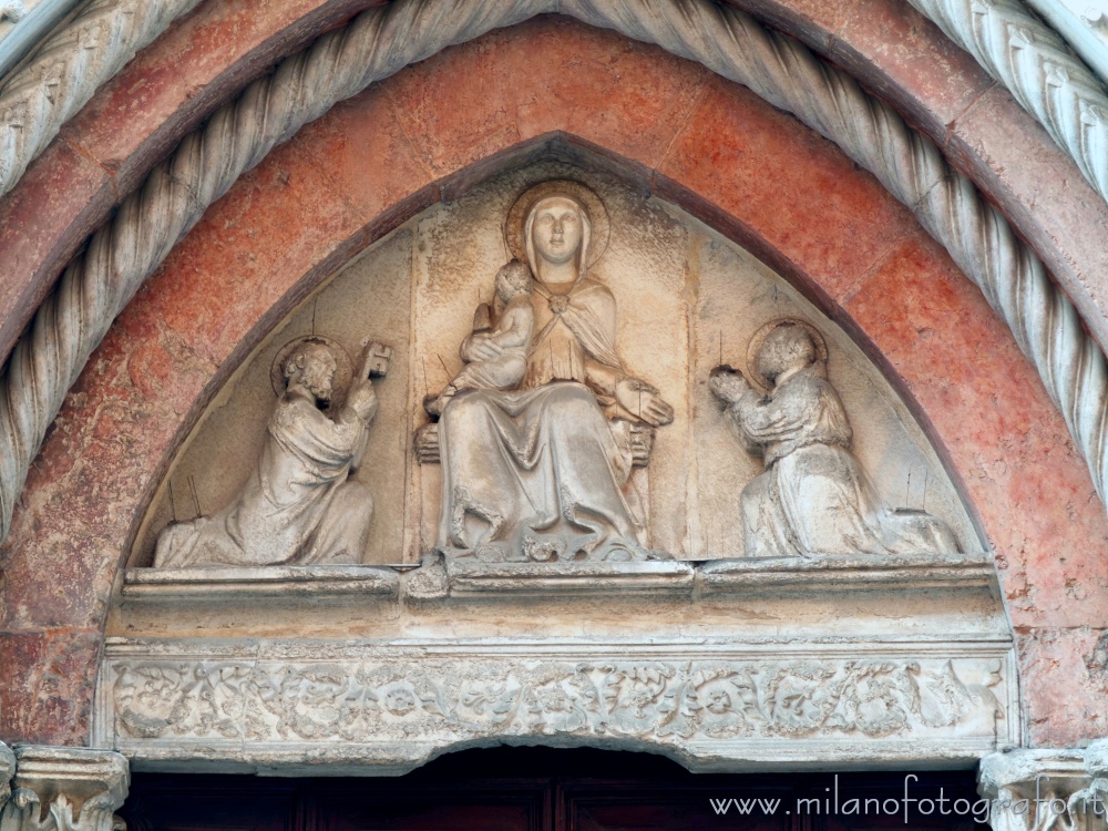 Pesaro (Pesaro e Urbino) - Lunetta del portale del Santuario della Madonna delle Grazie